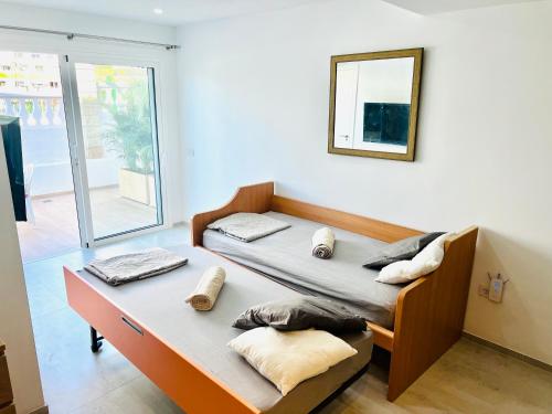 Zimmer mit 2 Betten und einem Wandspiegel in der Unterkunft LaVITALSOL in Adeje