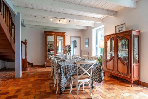 une salle à manger avec une table et des chaises dans l'établissement Kerfeunteun - Grande maison à 15min de la plage, à Quimperlé