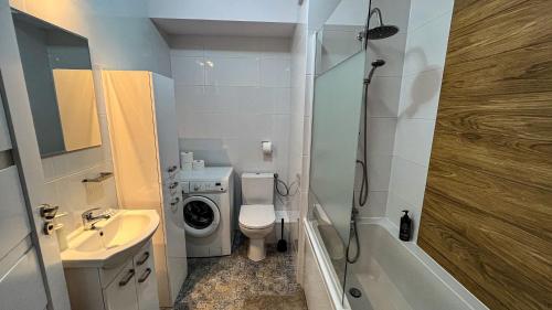 a bathroom with a toilet sink and a shower at Apartament Lublin Centrum "Ice Cat" FREE PARKING in Lublin
