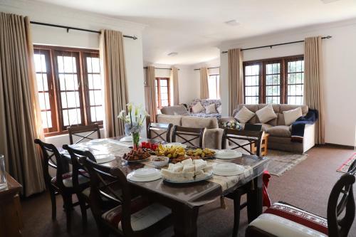 een woonkamer met een tafel met fruit erop bij Dawn's Bungalow in Nuwara Eliya