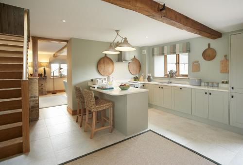 A kitchen or kitchenette at The Stone Barn