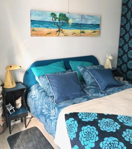 - une chambre avec un lit et une peinture murale dans l'établissement chambre océan, à Pleurtuit