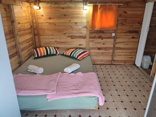 מיטה או מיטות בחדר ב-Makara camp