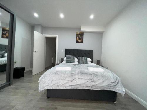 Tempat tidur dalam kamar di Luxe Ground Floor Apt/Free Parking/Private Garden