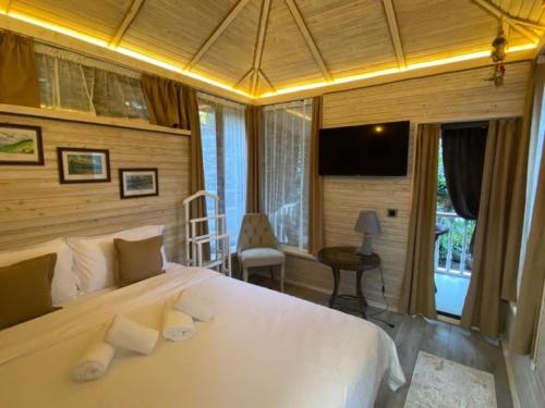 Postel nebo postele na pokoji v ubytování Kausar Hotel