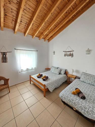 uma sala de estar com duas camas e um sofá em Casa Delbon Guest House em Aljezur