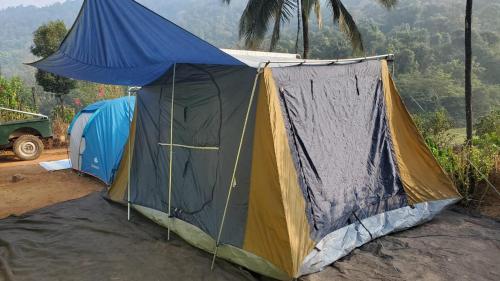 Padakalu的住宿－Harakoppa Hills，帐篷位于泥土上