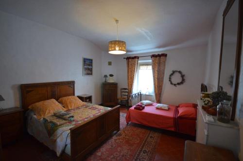 ein Schlafzimmer mit zwei Betten und einem Fenster in der Unterkunft La maison d'Anthonie, Roussillon in Roussillon