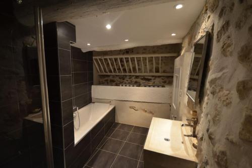 ein Badezimmer mit Badewanne und Waschbecken in der Unterkunft La maison d'Anthonie, Roussillon in Roussillon