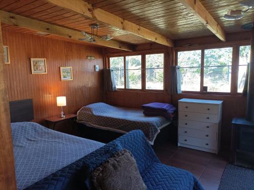 um quarto com 2 camas num quarto com janelas em Refugio ALTO ANCOA em Linares