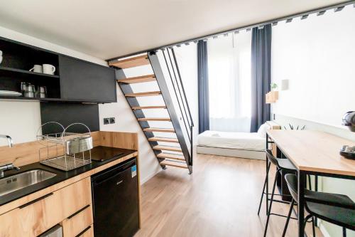Kuchyň nebo kuchyňský kout v ubytování ECLA Paris Massy Palaiseau