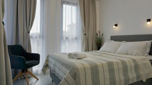 Un dormitorio con una cama con una toalla. en Апартамент Бийч Вю Обзор - Apartment Beach View Obzor en Obzor