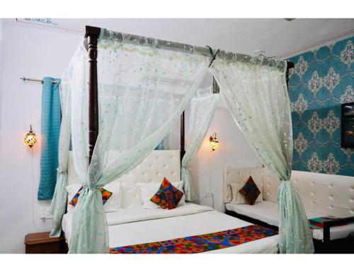Un pat sau paturi într-o cameră la Hotel Everest International,Udaipur