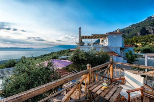 une maison sur une colline avec vue sur l'eau dans l'établissement Villa Needa's - Home Love Retreat by the Pool, à Kalamata