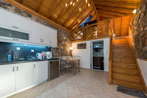 Cuisine ou kitchenette dans l'établissement Villa Needa's - Home Love Retreat by the Pool
