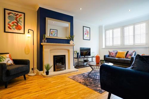 a living room with two couches and a fireplace at Southampton 3 Bedroom Luxury House in Southampton