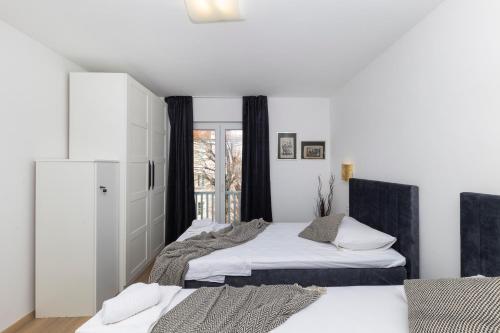 1 dormitorio con 2 camas y ventana en Dispetto apartment in old city, en Zadar