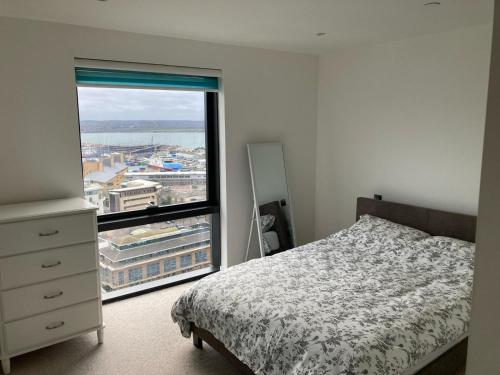 A bed or beds in a room at Stunning 3-Bed 3-Bath Apartment in Southampton