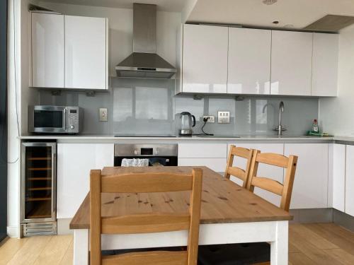 A kitchen or kitchenette at Stunning 3-Bed 3-Bath Apartment in Southampton