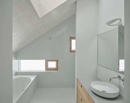 uma casa de banho branca com um lavatório e um WC em TIROLER TRIS Chalet & Penthouse em Maurach