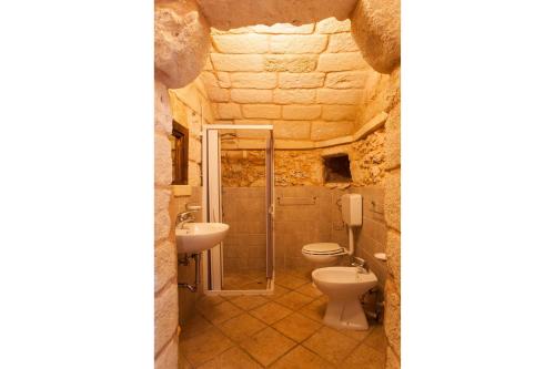 een badkamer met een toilet, een wastafel en een douche bij Masseria Relais Saraceno With Pool - Happy Rentals in Melendugno