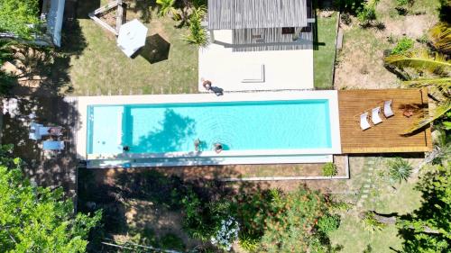 an overhead view of a swimming pool with two people in it at Baleias home in Praia do Forte