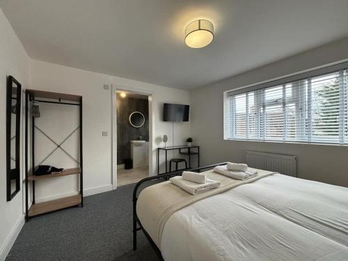 ein Schlafzimmer mit einem großen Bett mit Handtüchern darauf in der Unterkunft Open plan Shrewsbury Townhouse in Harlescott