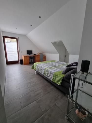 1 dormitorio con 1 cama y suelo de baldosa en Ferienwohnung Wahler, en Ramsthal