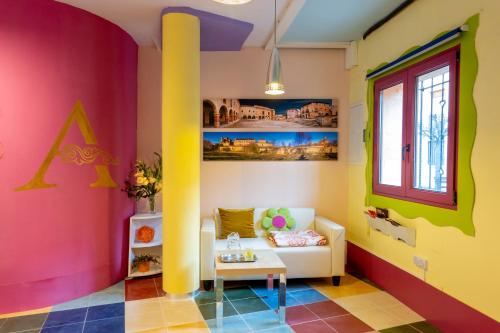 ein Wohnzimmer mit farbenfrohen Wänden und einem Sofa in der Unterkunft Arévacon in Sigüenza
