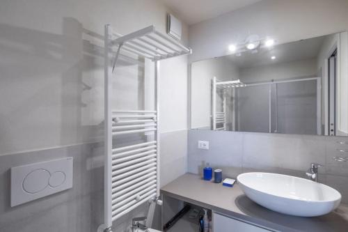 Et badeværelse på Appartamento con vista sul mare!!! 008055-LT-0380