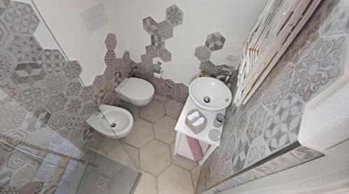 een badkamer met een toilet en een wastafel bij Li Petri Manni in Olbia