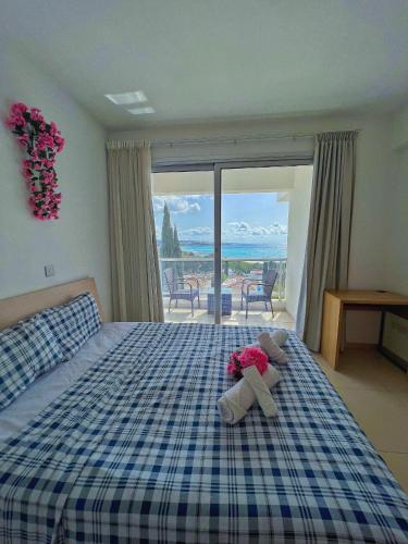 een slaapkamer met een bed met bloemen erop bij 3 Bedroom Coral Bay Panorama Seaview Villa Pool in Coral Bay