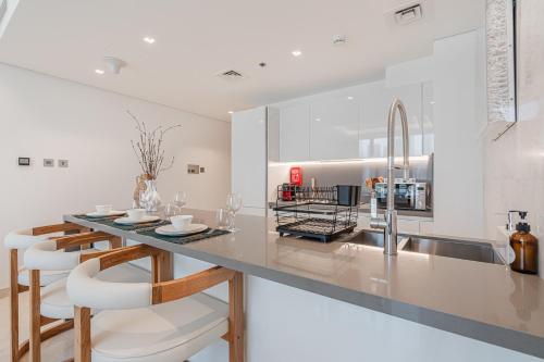 Kuchyň nebo kuchyňský kout v ubytování #22 Brand New 1BR Apartment in Business Bay Dubai Sterling
