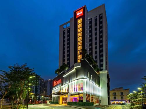 um edifício com um sinal em cima em ibis PJCC Petaling Jaya em Petaling Jaya