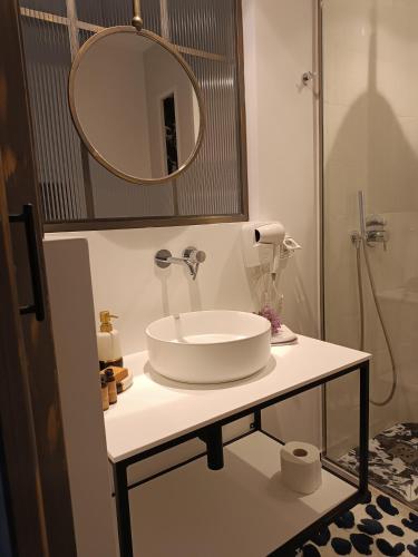 Ένα μπάνιο στο MUSES LUXURY SUITES
