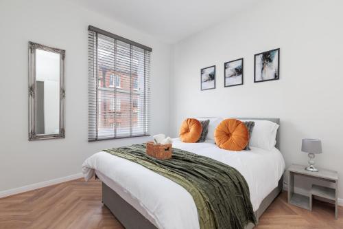 Katil atau katil-katil dalam bilik di Luxury 2 Bed Flat in Central London