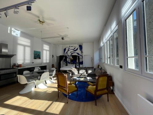 un salon avec une table et des chaises dans l'établissement Le Loft du Homard Bleu à Saint-Malo Intra-Muros, à Saint-Malo