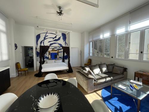 ein Wohnzimmer mit Sofa und Tisch in der Unterkunft Le Loft du Homard Bleu à Saint-Malo Intra-Muros in Saint-Malo