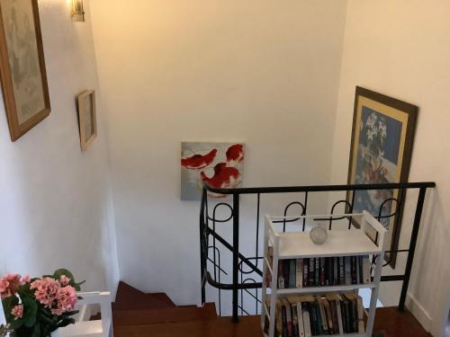 a living room with a book shelf with books at Sundown in Paillé