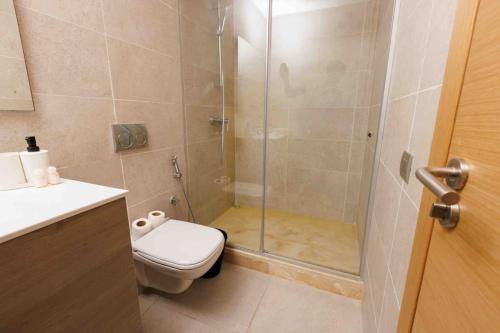 Ένα μπάνιο στο Central Charm: 1-Bed Apartment in Hay Riad