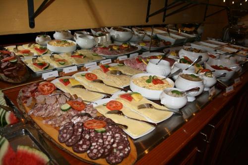 un buffet con un montón de diferentes tipos de comida en Panorama Berghotel Wettiner Höhe, en Seiffen