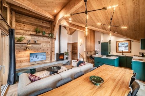 un salon avec une table et un canapé dans l'établissement Apartment Pamir Les Gets - by EMERALD STAY, aux Gets