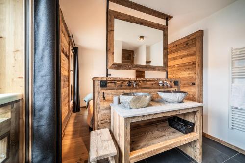 Un baño con dos lavabos y un espejo. en Apartment Pamir Les Gets - by EMERALD STAY, en Les Gets