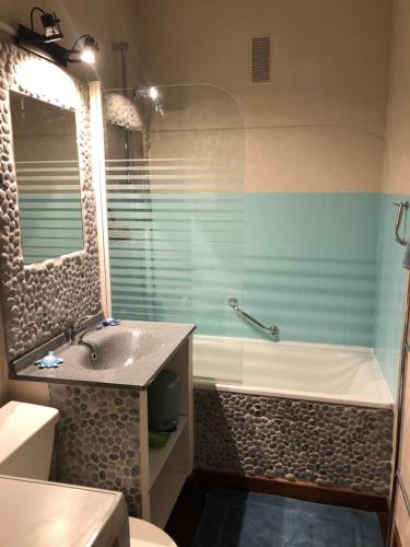 La salle de bains est pourvue d'un lavabo, d'une baignoire et de toilettes. dans l'établissement Studio Bords de plage, à Saint-Jean-de-Monts