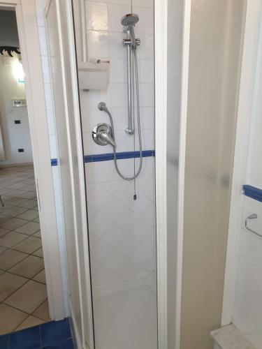 y baño con ducha y manguera. en Condominio Vacanze Centro Storico en Massa