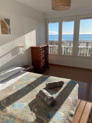 1 dormitorio con 1 cama y vistas al océano en Primera línea de playa, en Valencia