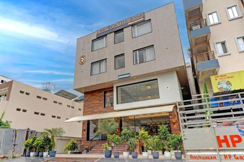 um edifício de hotel com plantas em frente em Palette - Hotel Ocean Breeze em Bhopal