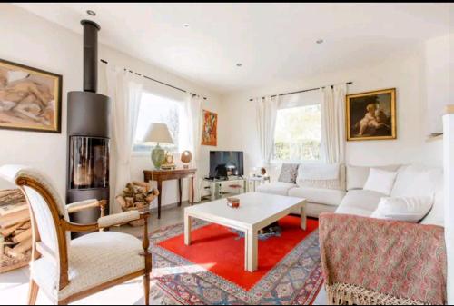 sala de estar con sofá blanco y mesa en Les Bécasses, en Merlimont