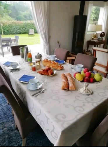 een tafel met een witte tafeldoek met voedsel erop bij Les Bécasses in Merlimont