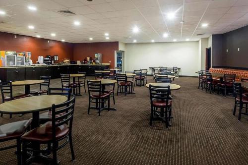 ein Restaurant mit Tischen und Stühlen und eine Bar in der Unterkunft Days Inn by Wyndham Williamsport in Williamsport